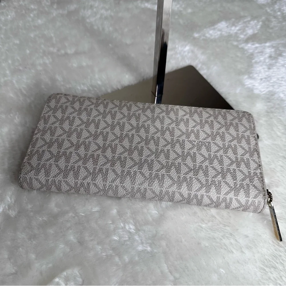 Michael Kors Jet Set Travel Zippy Wallet - Picture 7 of 14